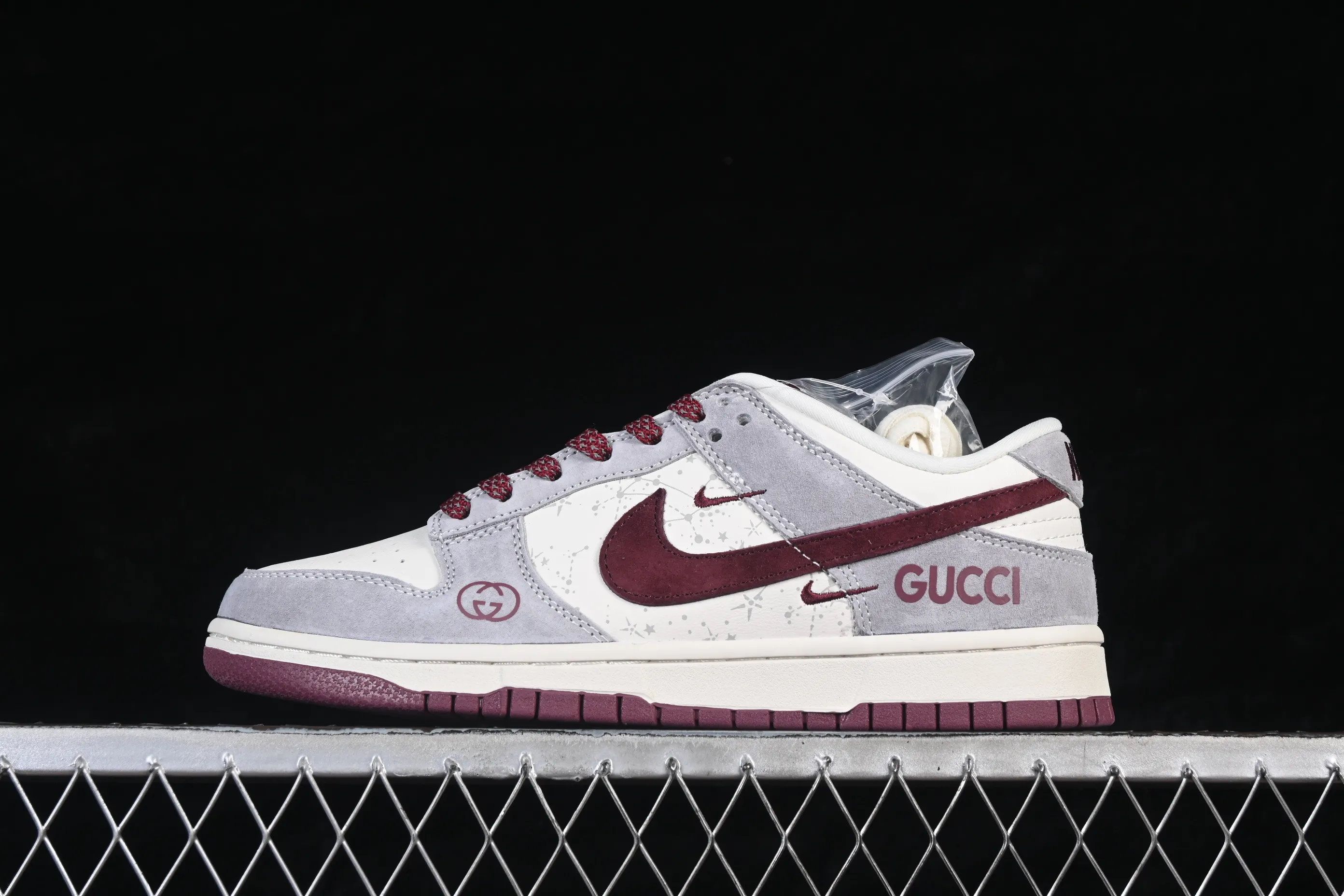 All categories Nk SB Dunk Series Nk SB Dunk Low High-end customized low-top sneakers Nike SB Dunk Low Gucci co-branded gray and white with burgundy high-end customized low-top casual sneakers DN3168-012